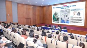 Gần 200 bác sĩ theo dõi và học trực tiếp các ca mổ thị phạm bằng robot, với hình ảnh được truyền trực tiếp từ phòng mổ của bệnh viện xuống hội trường Viện Nghiên cứu Tâm Anh