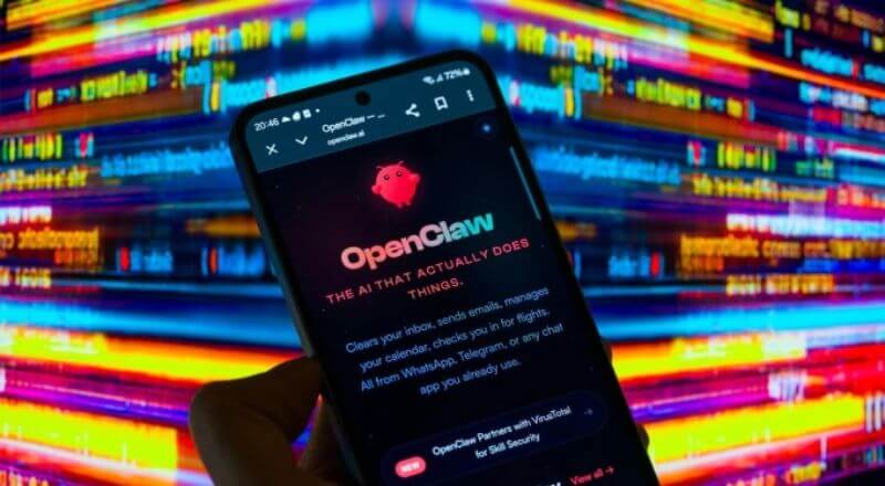 Giao diện OpenClaw hiển thị trên màn hình của một chiếc smartphone