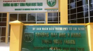 Góc nhìn Cổng Trường Đại học Y khoa Phạm Ngọc Thạch