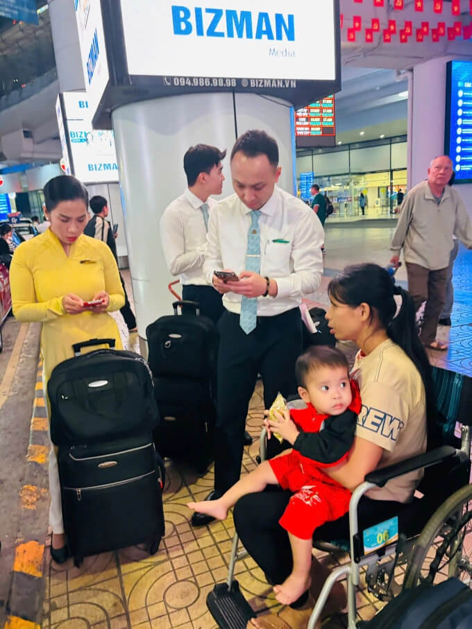 Hai mẹ con chị Nông Thị Hà đang chờ xe taxi tới đón tại sân bay Nội Bài