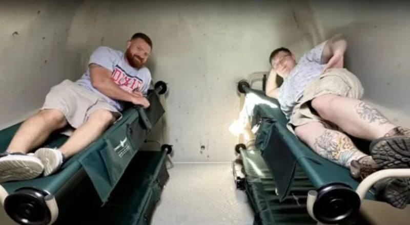 Hai người đàn ông cùng chiếc giường trú ẩn