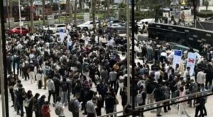 Hàng dài người đang chờ xếp hàng để được hướng dẫn sử dụng AI Agent tại Trung Quốc