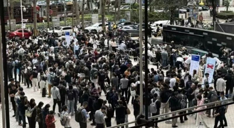 Hàng dài người đang chờ xếp hàng để được hướng dẫn sử dụng AI Agent tại Trung Quốc