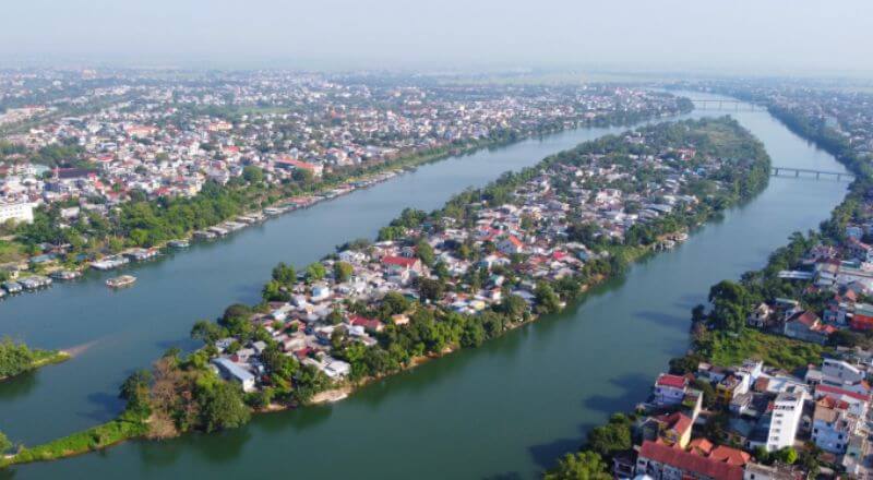 Hình ảnh Cồn Hến nằm giữa sông Hương