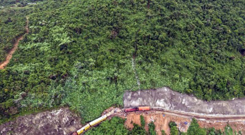 Hình ảnh flycam ghi nhận dấu vết đá rơi tại hiện trường từ khu vực đang thi công dự án phía trên đường sắt