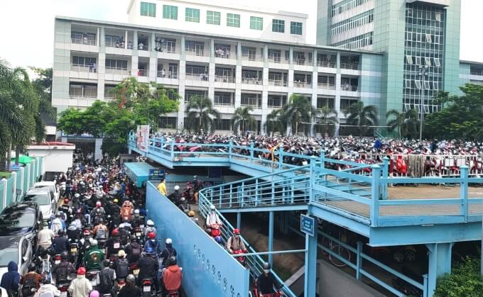 Hình ảnh sinh viên ra vào bãi gửi xe trường đại học Công nghiệp Tp HCM