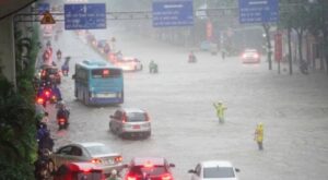 Hình ảnh tại cổng Đại học Khoa học Xã hội và Nhân văn (đường Nguyễn Trãi) bị ngập sâu trong trận mưa lớn