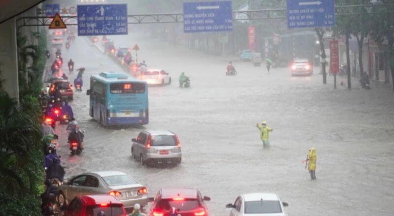 Hình ảnh tại cổng Đại học Khoa học Xã hội và Nhân văn (đường Nguyễn Trãi) bị ngập sâu trong trận mưa lớn