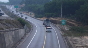 Hình chụp Cao tốc Cam Lộ tới La Sơn mở rộng từ 2 làn xe lên 4 làn xe