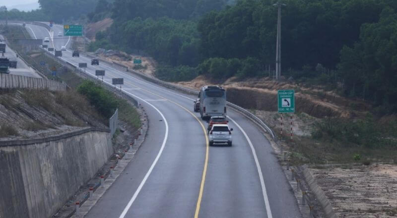 Hình chụp Cao tốc Cam Lộ tới La Sơn mở rộng từ 2 làn xe lên 4 làn xe