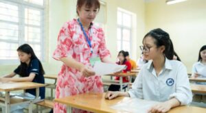 hoc-sinh-lop-10-dang-nhan-bai-thi-tai-mot-truong-o-ha-noi