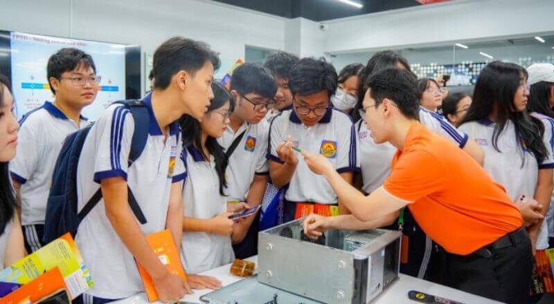 Học sinh trải nghiệm công nghệ hiện đại tại trường Đại học
