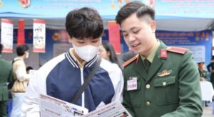 Học viên trường Sĩ quan Chính trị tư đang vấn cho thí sinh tại ngày hội tư vấn tuyển sinh