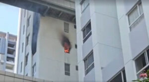 Khói lửa bốc ra từ căn hộ chung cư cháy nghi ngút