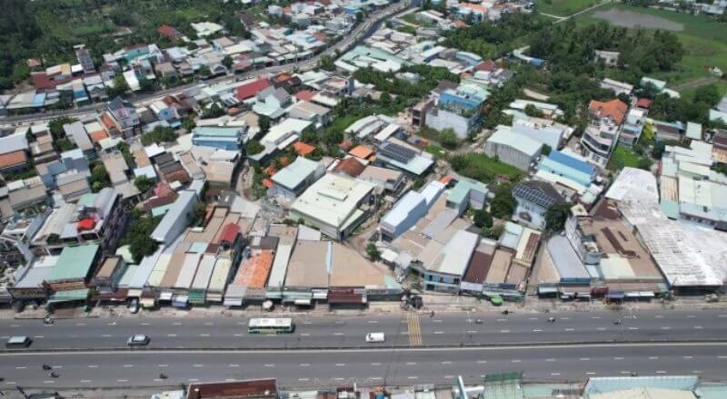 Khu dân cư sầm uất tại xã Bình Chánh, nằm ven quốc lộ 1 (nay là đường Lê Khả Phiêu), vừa được UBND xã tiến hành cấp đồng loạt số nhà mới.