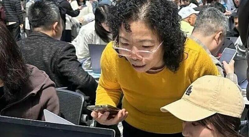 Kỹ sư Tencent đang hỗ trợ một người lớn tuổi sử dụng AI Agent