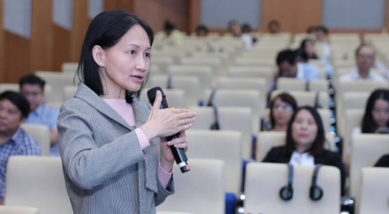 Lê Ngọc Diệp trao đổi cùng với chuyên gia về kỹ thuật mổ robot trong điều trị các bệnh phụ khoa