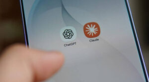 Logo ứng dụng AI ChatGPT và Claude trên màn hình điện thoại