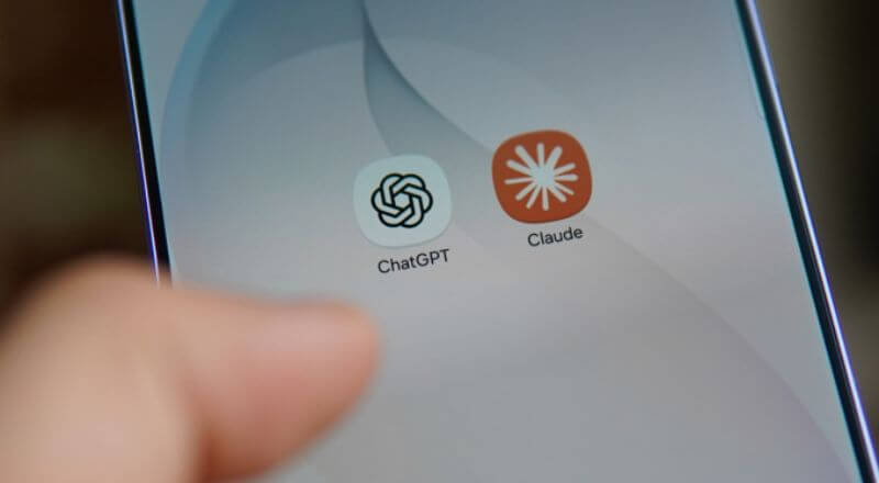 Logo ứng dụng AI ChatGPT và Claude trên màn hình điện thoại