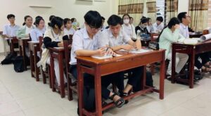 Lớp học đang ôn tập, thảo luận về kỳ thi thi tốt nghiệp THPT