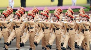 Lực lượng cảnh sát giao thông đang diễu binh qua quảng trường Ba Đình