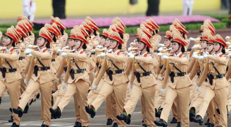 Lực lượng cảnh sát giao thông đang diễu binh qua quảng trường Ba Đình