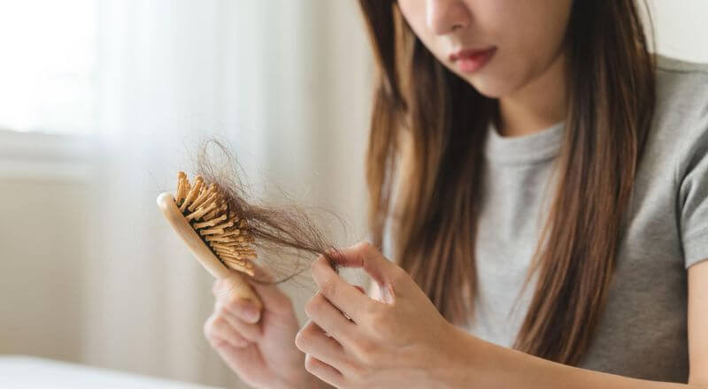 Mất cân bằng hormone nữ và tình trạng rụng tóc