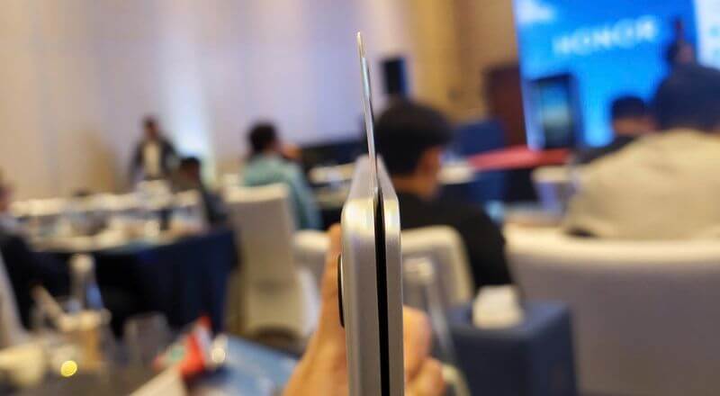 Mẫu pin Honor khi nhét vào khe hở của một chiếc MacBook đang gập.