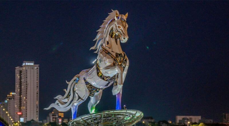 Mô hình linh vật Kim Mã 4.0 được đặt tại khu vực trang trí hoa Tết bên phía tây cầu Rồng