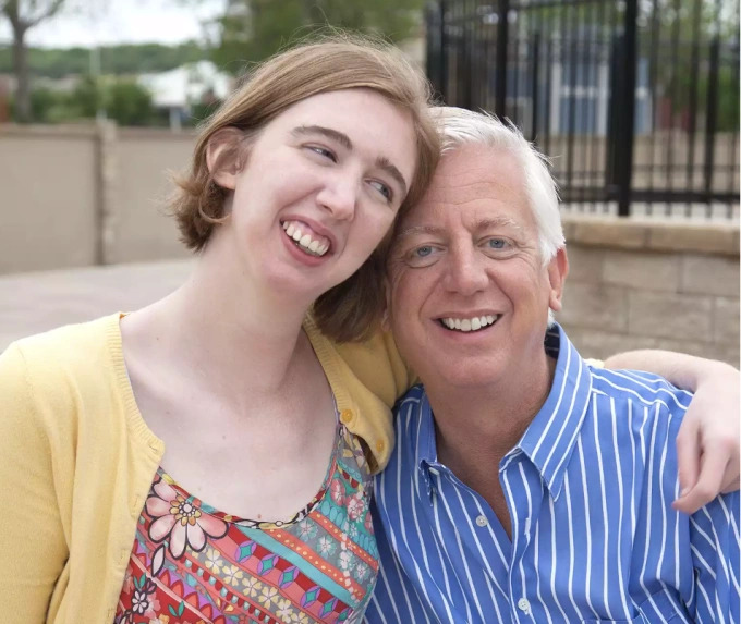 Morgan Hartman và bố Gordan Hartman tại công viên Morgan's Wonderland bang Texas