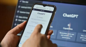 Một anh chàng đang trò chuyện với Chat GPT