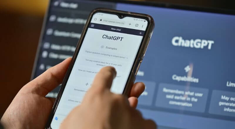Một anh chàng đang trò chuyện với Chat GPT