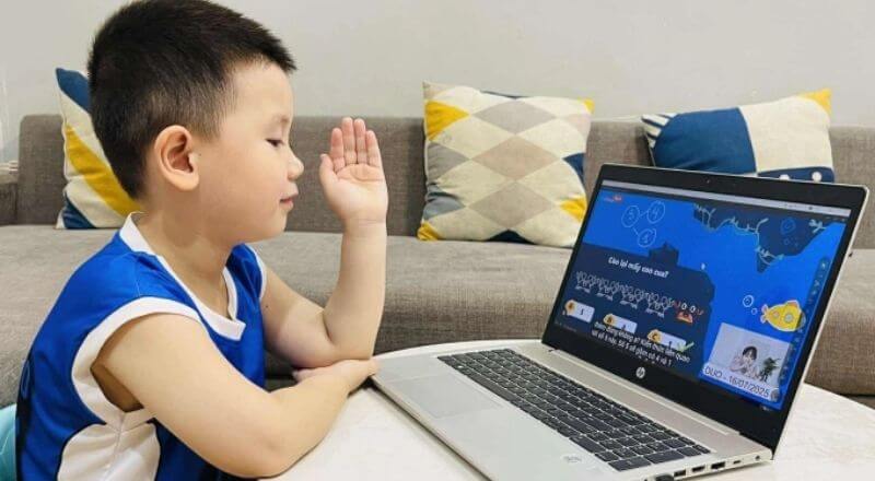Một bạn nhỏ đang học tập trực tuyến qua nền tảng Vuihoc