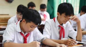 Một học sinh lớp 10 đang ôn tập bài học