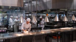 Một học viên đang học trong một cơ sở đào tạo nghề tại Australia