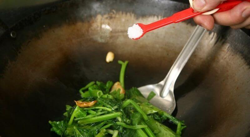 Nêm muối ngay khi vừa cho rau vào chảo