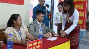 Người dân bản Rào Tre đang làm thủ tục bỏ phiếu hoàn thành