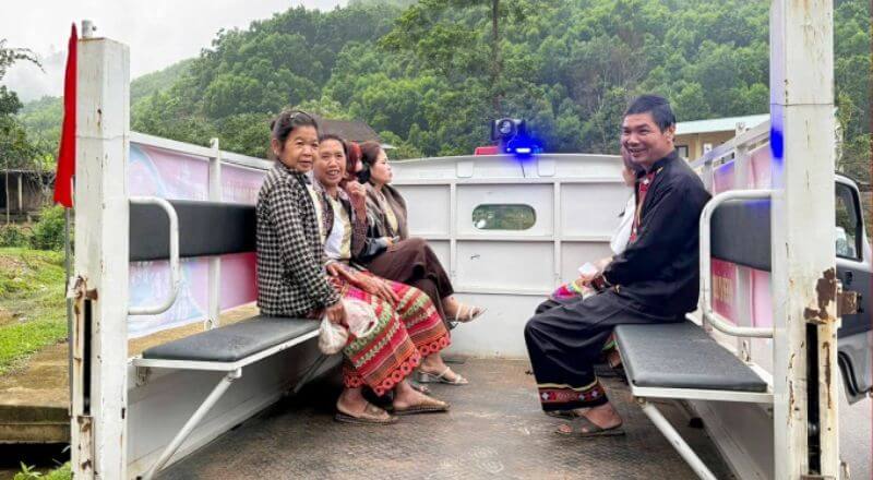 Người dân bản Rào Tre được lực lượng chức năng đưa xe tới chở đi bỏ phiếu