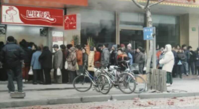 Người dân trung quốc xếp hàng mua bánh bao tại cơ sở của Lưu Hội Bình