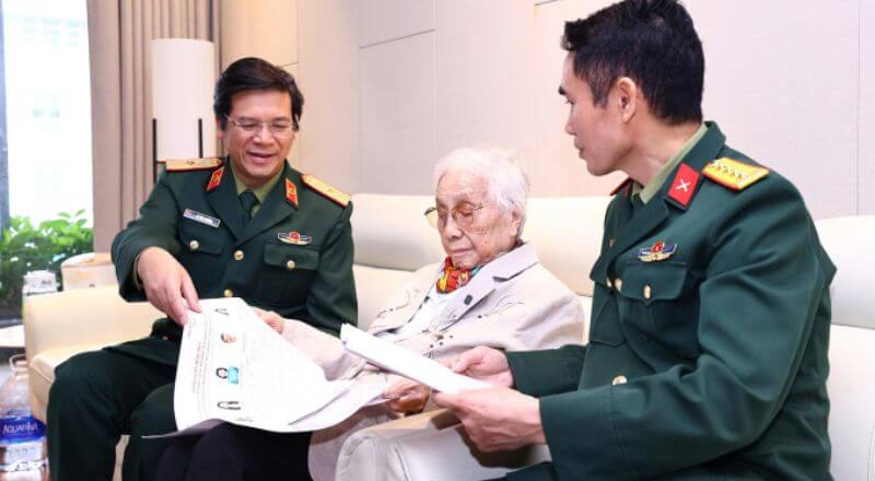 Nguyên Phó chủ tịch nước mong bầu được đại biểu xứng đáng 3 Nguyên Phó chủ tịch nước Nguyễn Thị Bình dành thời gian tìm hiểu kỹ lưỡng các ứng viên trước khi đưa ra lựa chọn lá phiếu của mình.