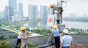 Nhà mạng Viettel đang lắp đặt trạm 5G tại Cầu Giấy, Hà Nội