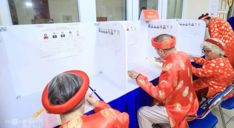 Nhiều cử tri cao tuổi đang đi bỏ phiếu tại Hà Nội
