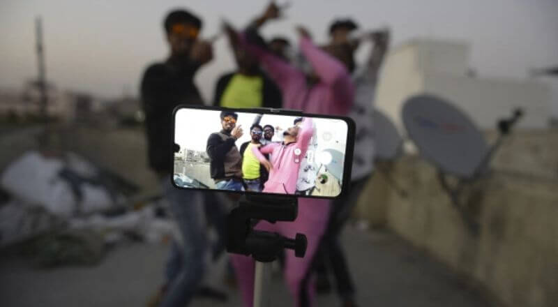 Nhóm thanh niên Ấn Độ quay video TikTok tại Hyderabad