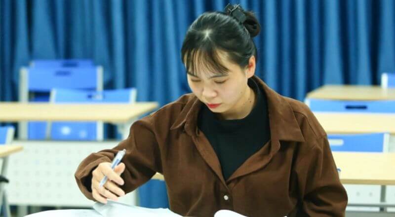 Nhân viên FDI nghỉ việc học tiếng Trung để tăng thu nhập 4 Oanh đang học tiếng Trung tại KCN Yên Phong một tuần 6 buổi, cách nhà 40 km