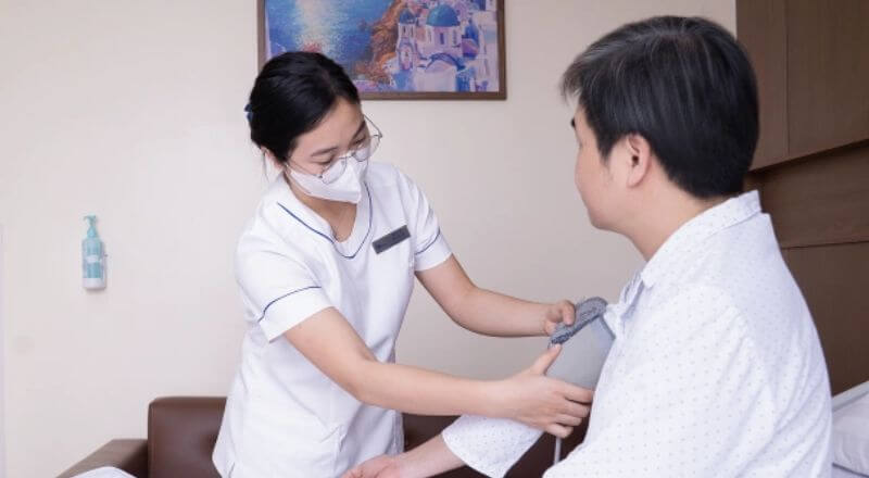 Ông Hiếu đang được theo dõi sau khi đặt sonde tiểu, điều trị bảo tồn