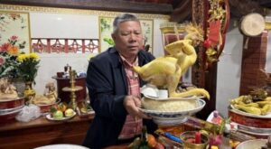 Ông Nguyễn Gia Hiền đại diện chi 2 đang chấm thé gà của từng họ