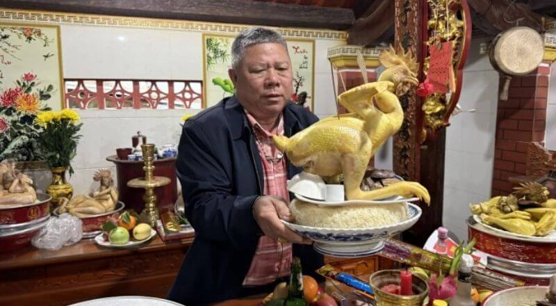 Ông Nguyễn Gia Hiền đại diện chi 2 đang chấm thé gà của từng họ