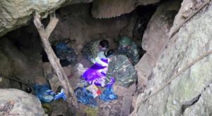 Phát hiện hài cốt liệt sĩ nằm sâu 3m trong hang đá