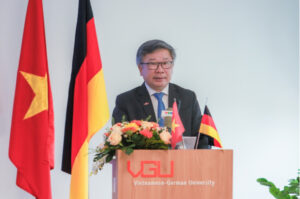 Phó hiệu trưởng Hà Thúc Viên tại buổi lễ khai giảng