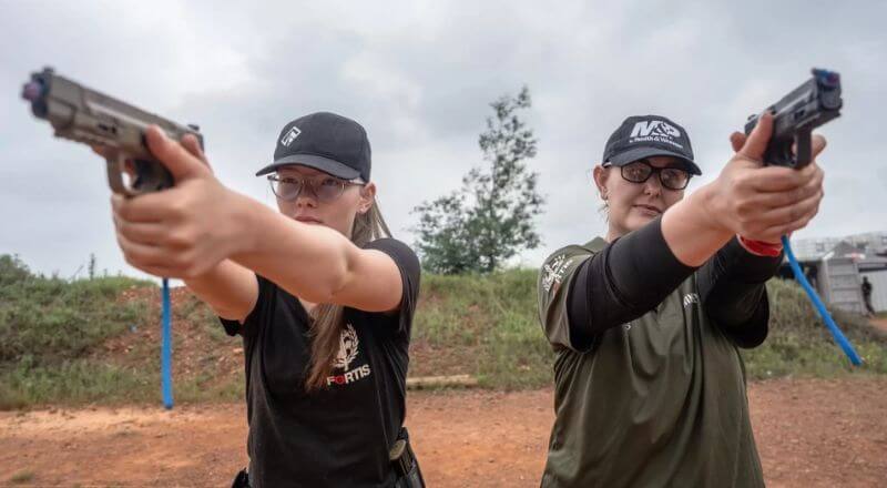 Phụ nữ Nam Phi học võ và bắn súng để bảo vệ bản thân 4 Phụ nữ Nam Phi học bắn súng